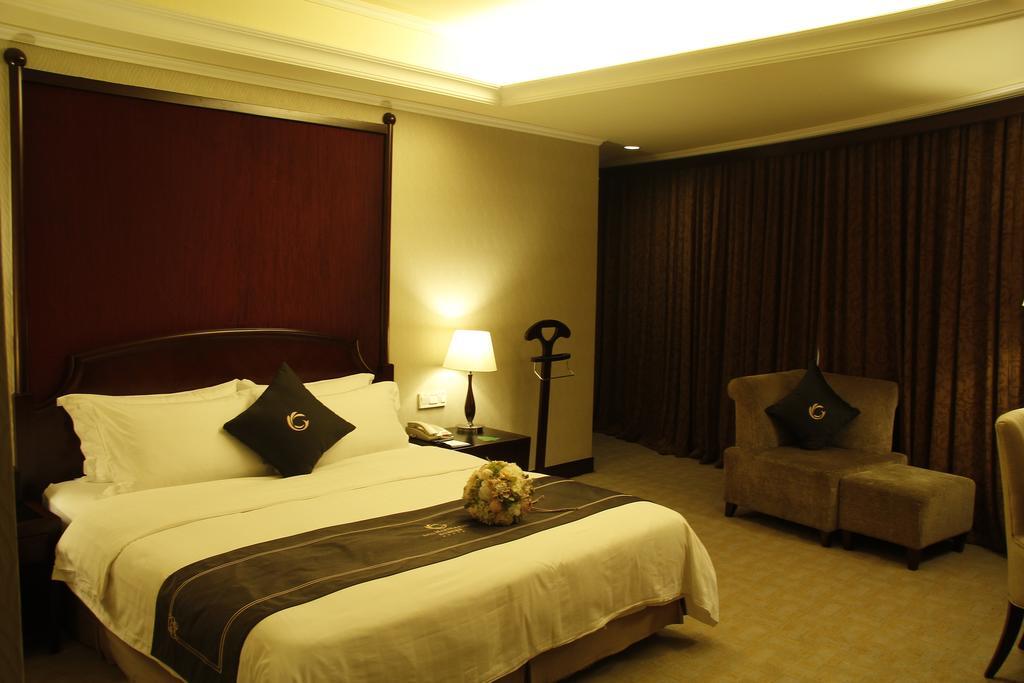 The Royal Marina Plaza Hotel Canton Extérieur photo